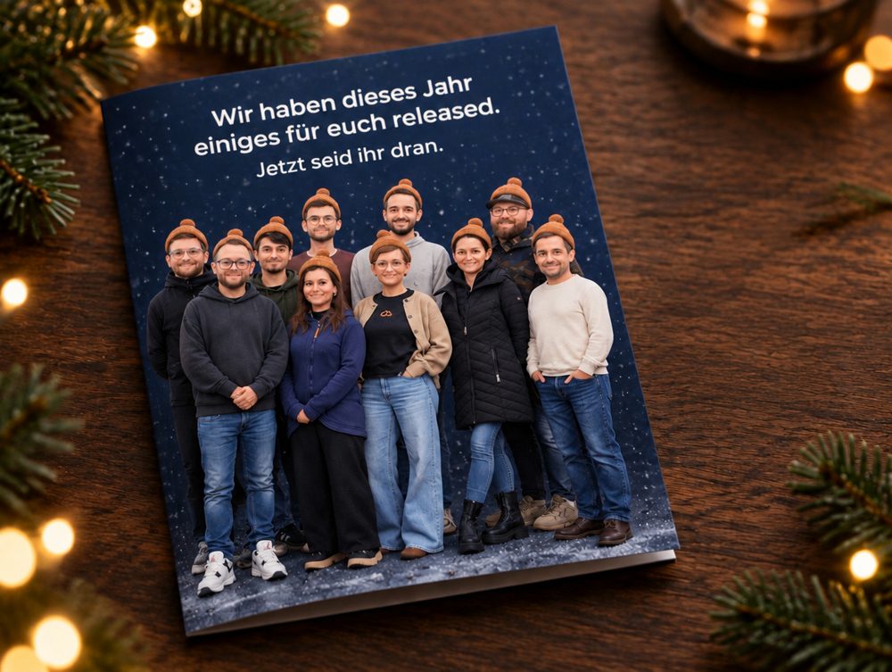 Weihnachtskarte mit dem WeLoveApps-Team als Wichtel und gravierter Holzanhänger mit QR-Code